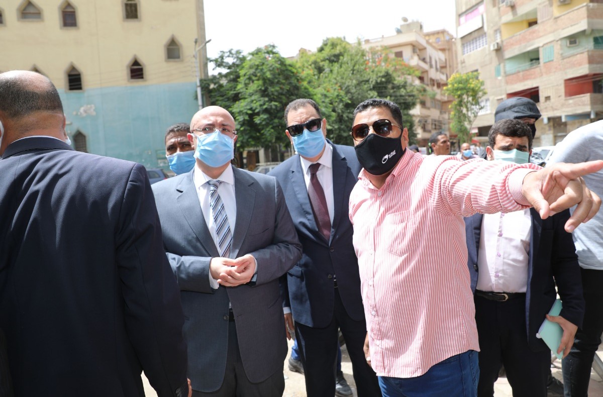   محافظ بني سويف يطالب المواطنين بالالتزام بارتداء الكمامات والتباعد
