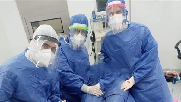   أطباء عزل ملوي يجرون جراحة دقيقة لسيدة مصابة «بكورونا»