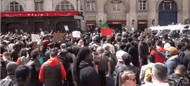   مظاهرات بمحيط السفارة الأمريكية فى باريس تنديدا بعنف الشرطة والعنصرية