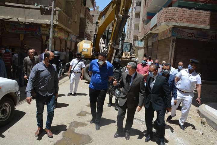   محافظ المنيا يترأس حملة لإزالة برج مخالف بحي غرب ويوجه بمراجعة أعمال الإدارة الهندسية