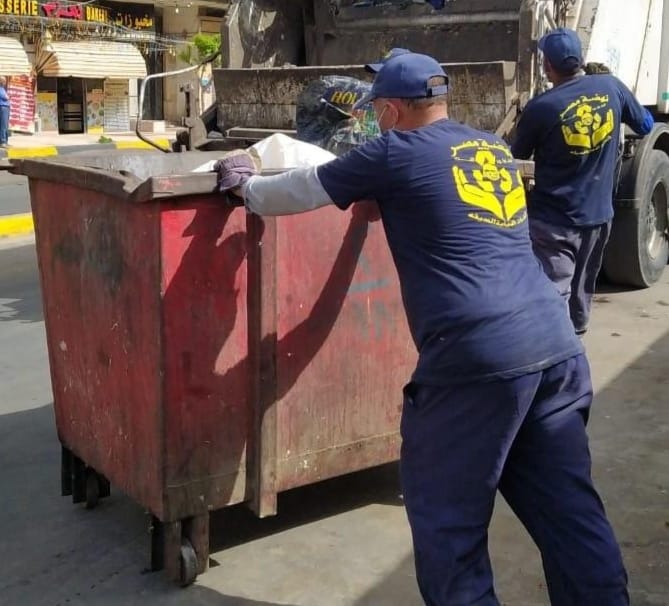   عمال نهضة مصر تنقذ رضيع من الموت في صندوق القمامة