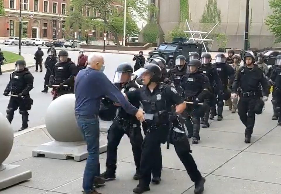   شاهد|| الفيديو الذى أشعل مجددا الاحتجاجات ضد ممارسات الشرطة الأمريكية