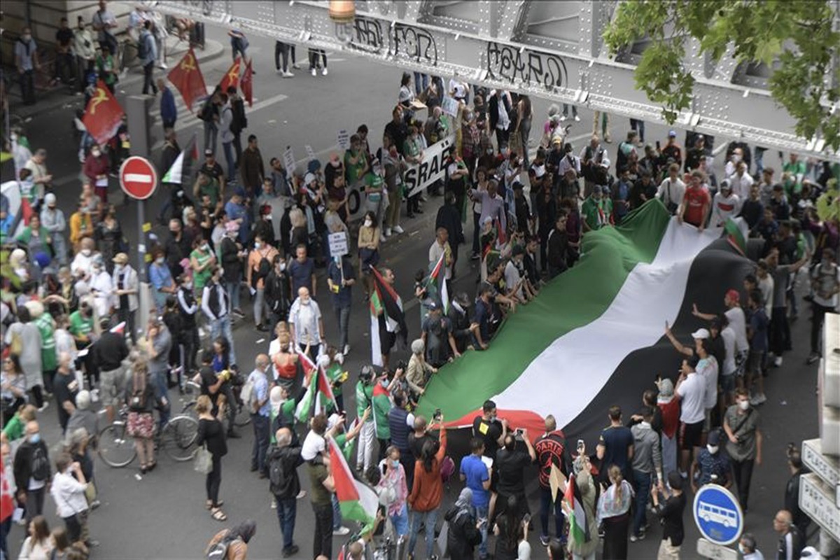  مظاهرة ضخمة في باريس ترفع العلم الفلسطينى.. احتجاجًا على خطة الضم الإسرائيلية للضفة ووادى الأردن