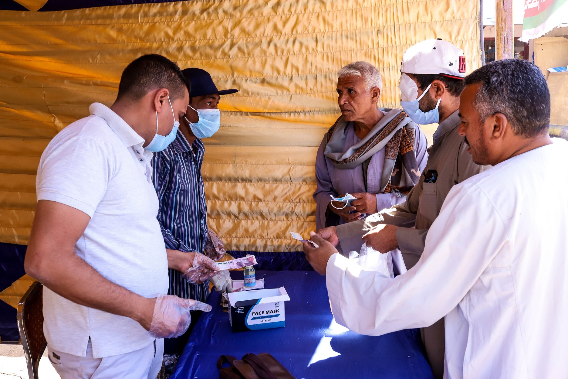   توزيع 154 الف كمامة علي المواطنين بمنافذ بيع الكمامات بمدن محافظة قنا