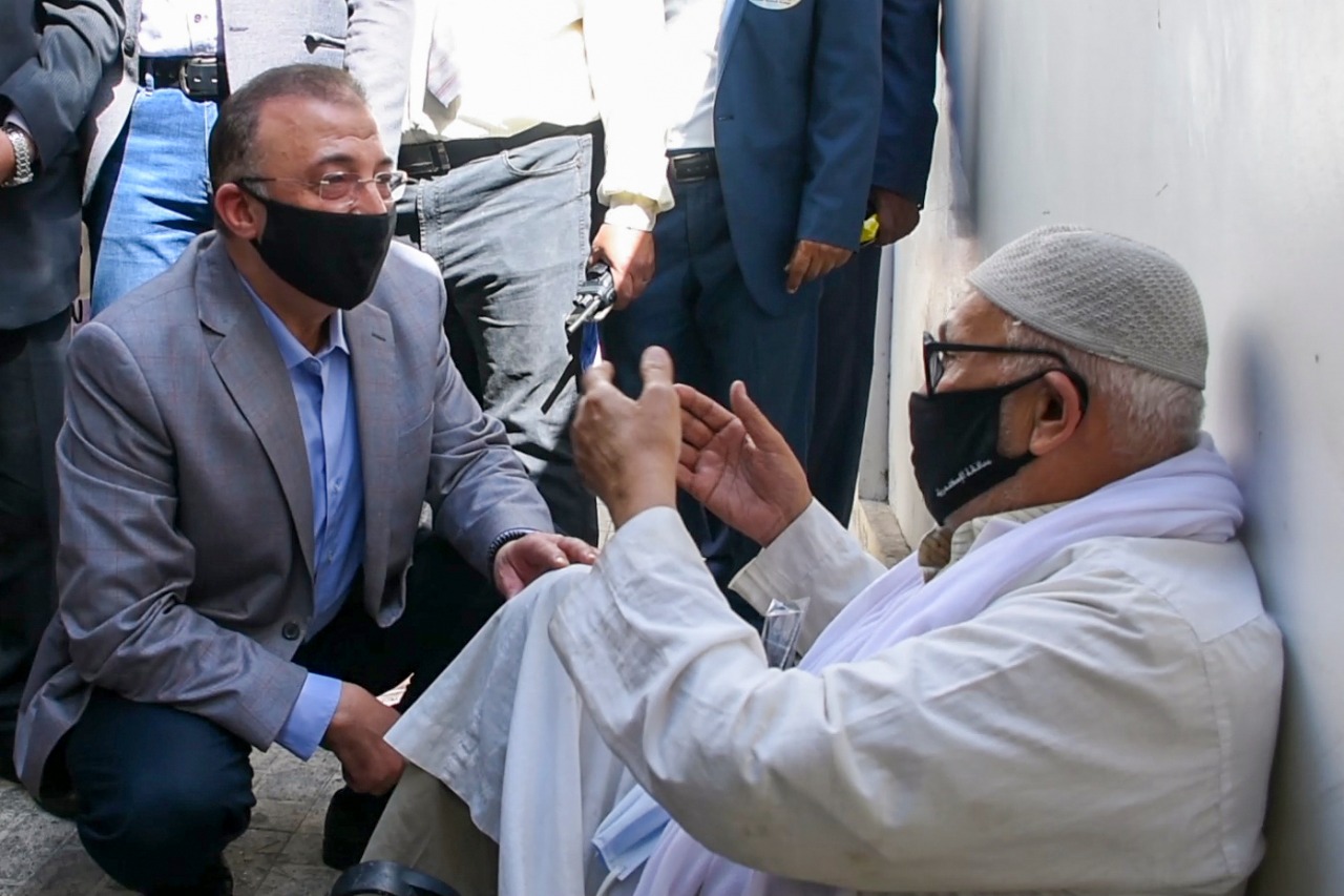   محافظ الإسكندرية يوجه بتوزيع الكمامات القماش مجانا لغير القادرين