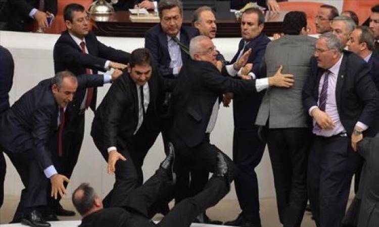   شاهد||  اشتباكات بالأيدى فى البرلمان التركى بسبب قانون حراس الأحياء المثير للجدل