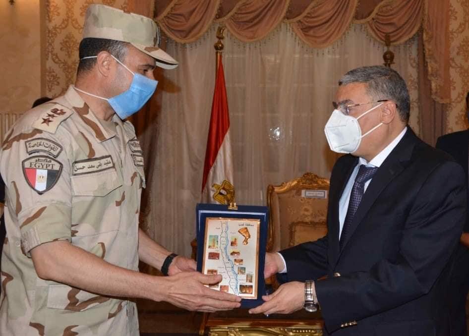   محافظ المنيا يكرم المستشار العسكرى السابق و«الكردى» مستشاراً جديداً