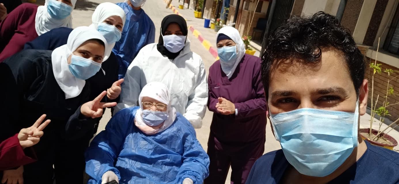   خروج أول 7 متعافين من كورونا من مستشفى الصدر بالإسماعيلية 