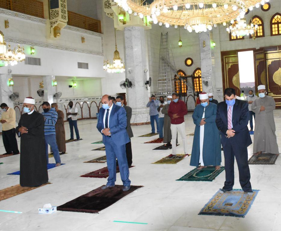   محافظ أسوان يؤدى صلاة المغرب المسجد الجامع ويطمئن على تطبيق الإجراءات الإحترازية