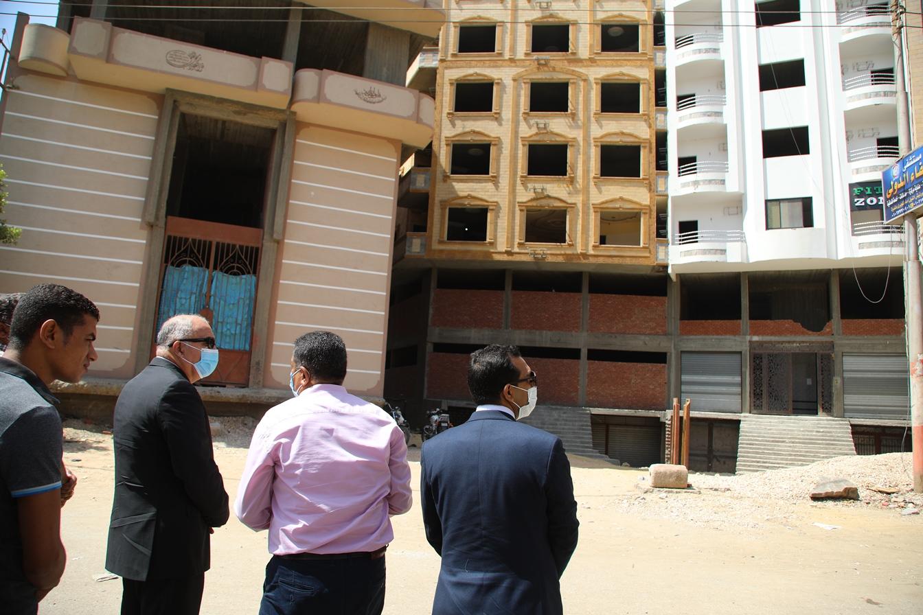   صور|| محافظ قنا يتابع إزالة عدد من الأدوار المخالفة في ٥ أبراج بمدينة نجع حمادى 