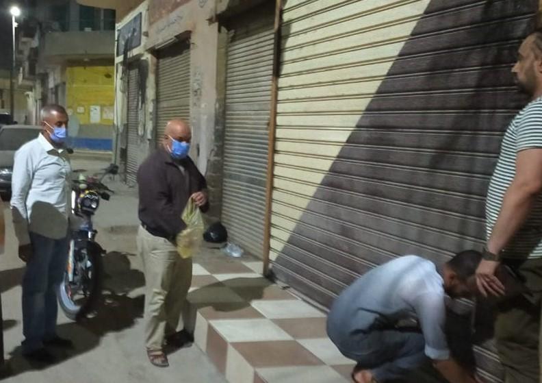   غلق وتشميع محل أدوات كهربائية وإزالة إشغالات في حملة بمدينة بني سويف