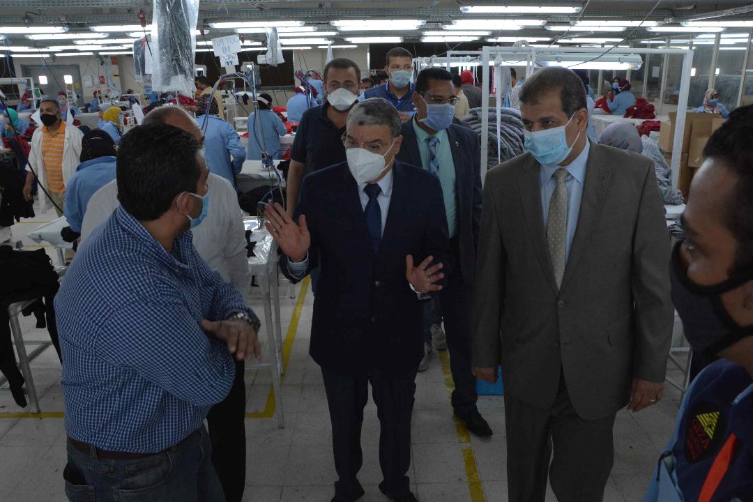   محافظ المنيا يتابع  الاجراءات الإحترازية أثناء عمل كبرى المصانع بالمنطقة الصناعية
