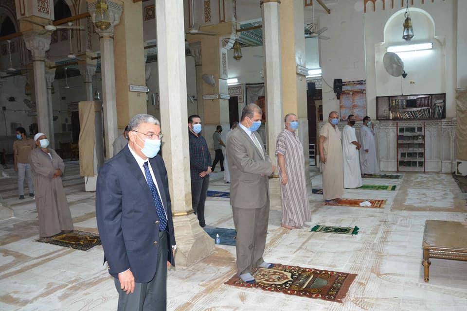   محافظ المنيا يصلي المغرب بمسجد صلاح الدين وينفذ الإجراءات الإحترازية