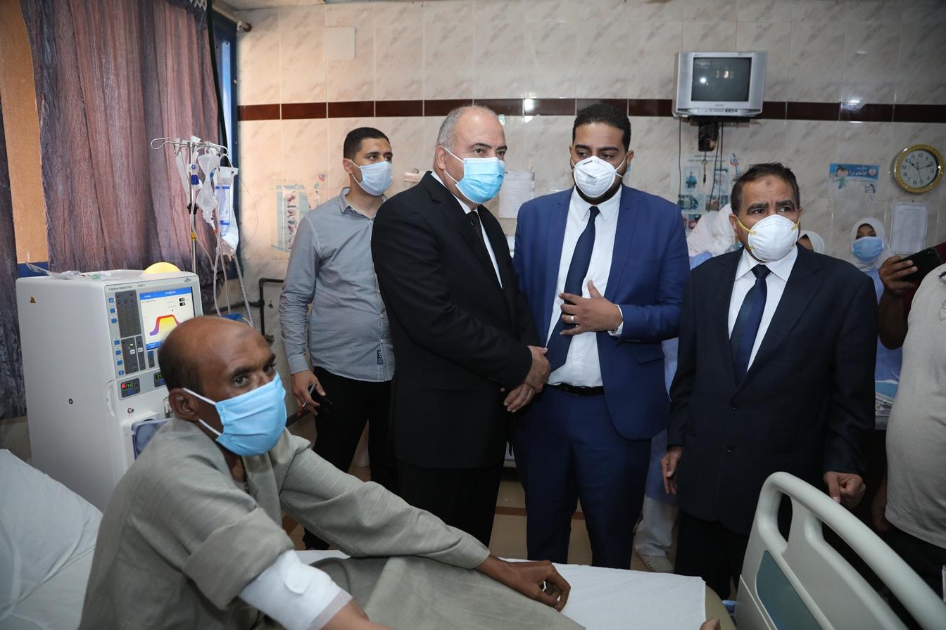   «الداودى»يتفقد عدد من المنشآت الطبية بمدينة نجع حمادى  شمال قنا 