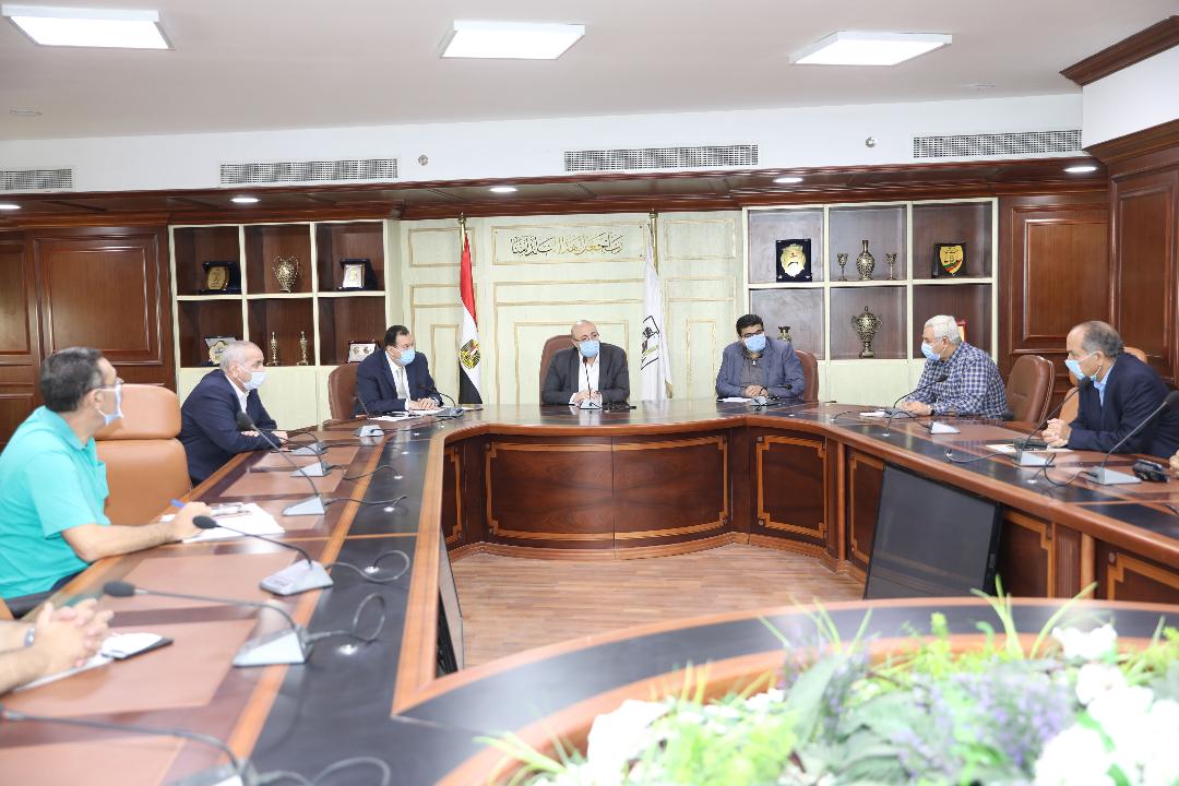 محافظ بني سويف يجتمع بمسئولي الاستثمار لبحث عدد من ملفات القطاع
