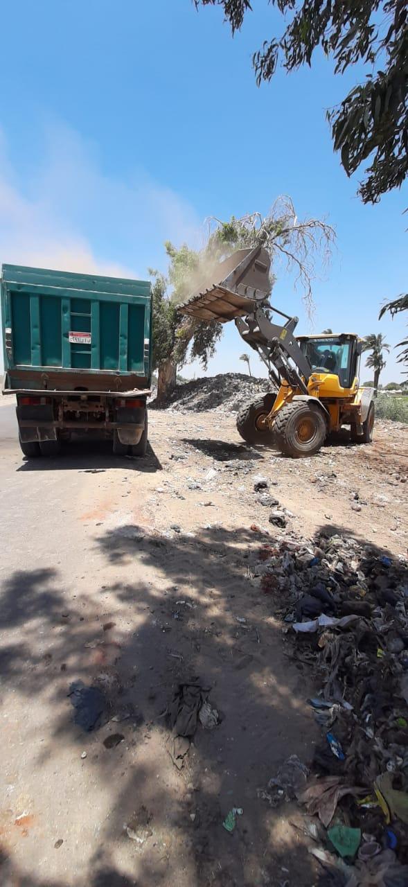   محافظ أسيوط: نقل مقلب مخلفات صلبة بعيداً عن الكتلة السكنية في ديروط للحفاظ على صحة المواطنين