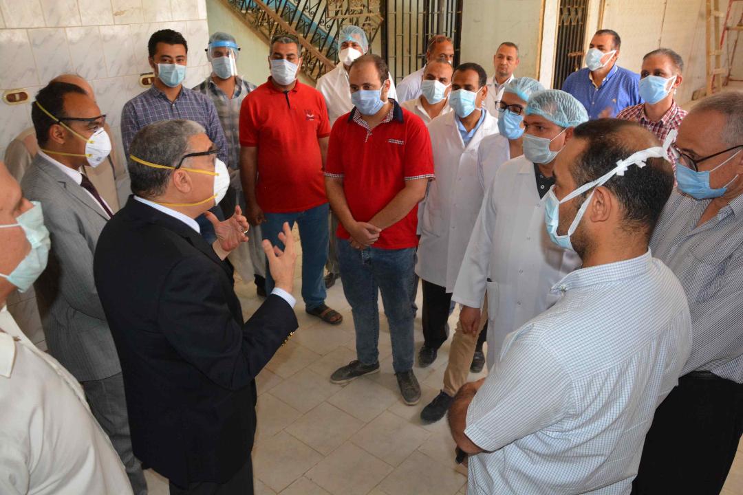   لم يسلموا الأطباء مستلزمات مكافحة العدوى.. محافظ المنيا يقٌيل مدير مستشفى مطاي ومسئول مخازن "مغاغة"