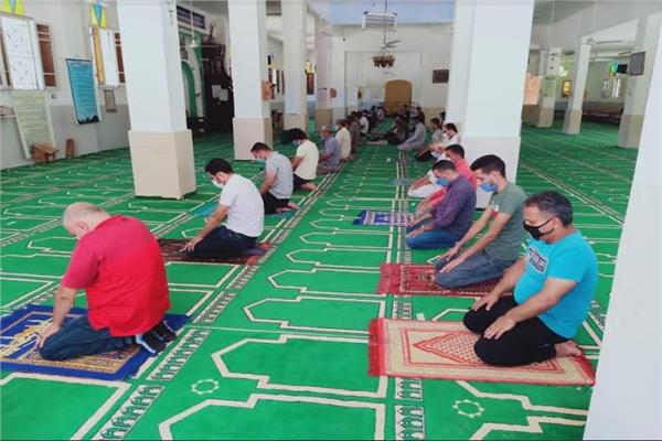   التزام المصلين بالإجراءات الاحترازية فى مسجد الحسين