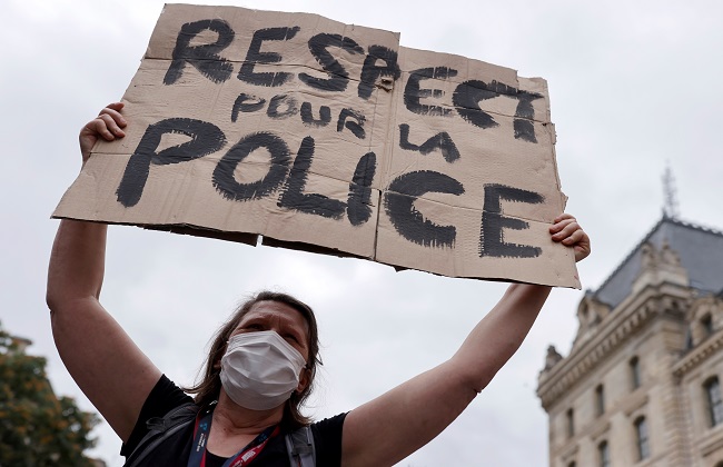   تظاهر زوجات رجال الأمن في فرنسا لحث الحكومة على "احترام الشرطة"