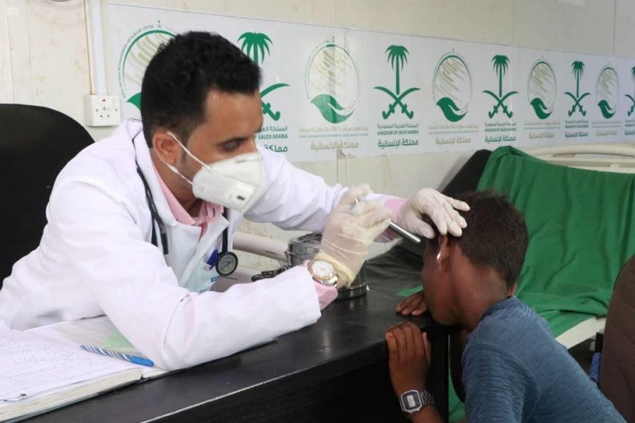   مركز الملك سلمان ينفذ مشروعات اجتماعية ويقدم خدمات علاجية  في اليمن