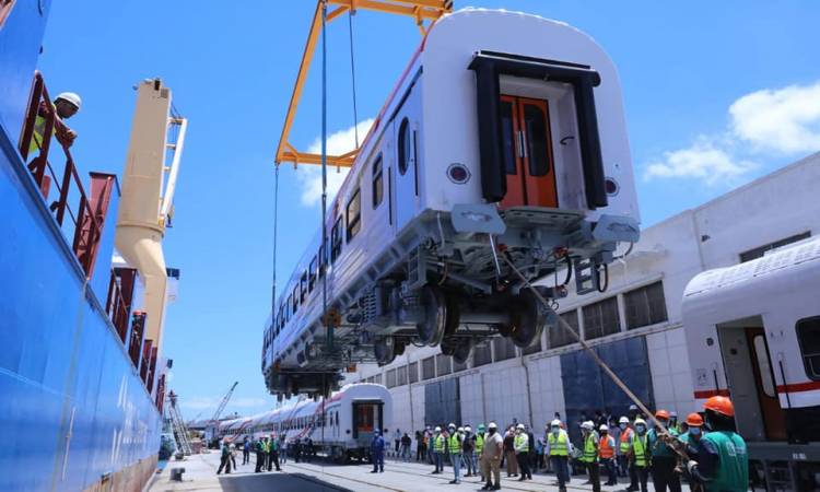   وزير النقل يشهد إنزال أول دفعة من عربات القطارات الجديدة بالإسكندرية