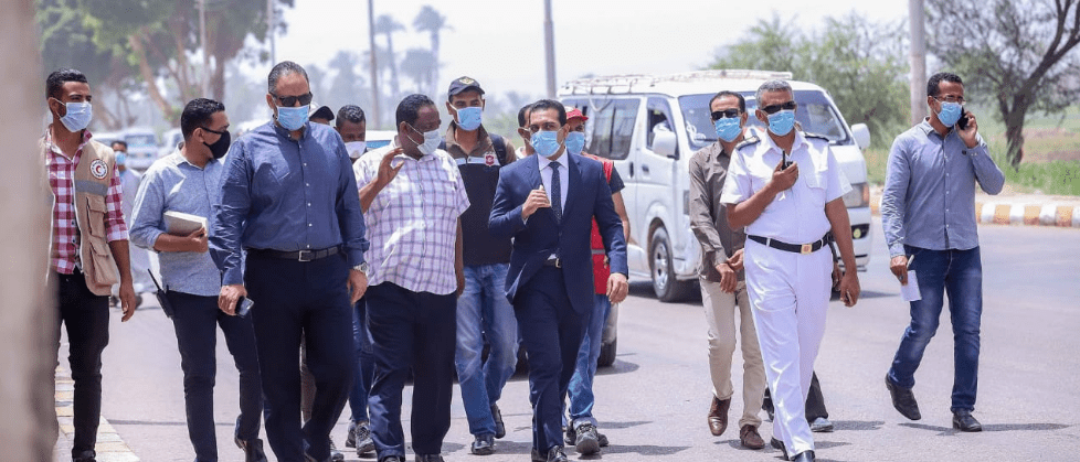   صور|| نائب محافظ قنا يفتش على إلتزام المواطنين والسائقين بارتداء الكمامات للحماية من كورونا