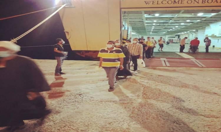   وزير النقل يتابع وصول 348 راكبا مصريا من الأردن