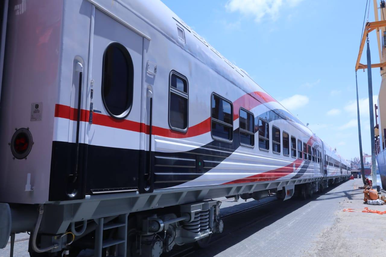   صور|| وزير النقل يعلن وصول دفعة جديدة من عربات ركاب السكك الحديدية