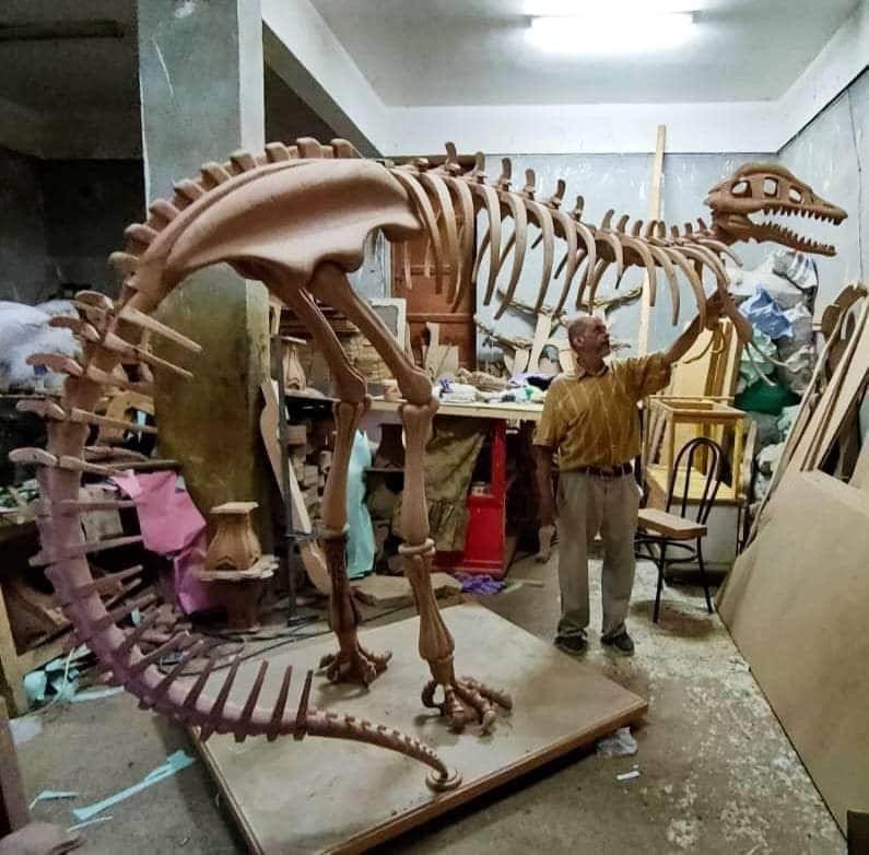   نجار دمياطي يصنع هيكل ديناصور لم يدرس في مدرسة وموهبته فاقت خريجي كليات الفنون