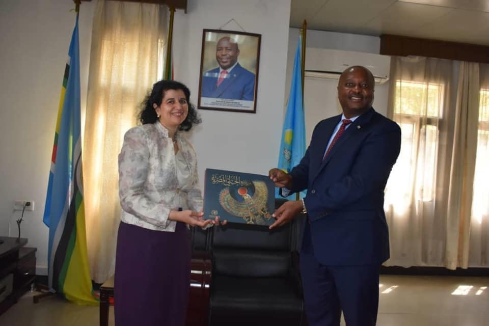   السفيرة المصرية في بوچومبورا تسلم خطابات تهنئة للوزراء الجدد في الحكومة البوروندية‪