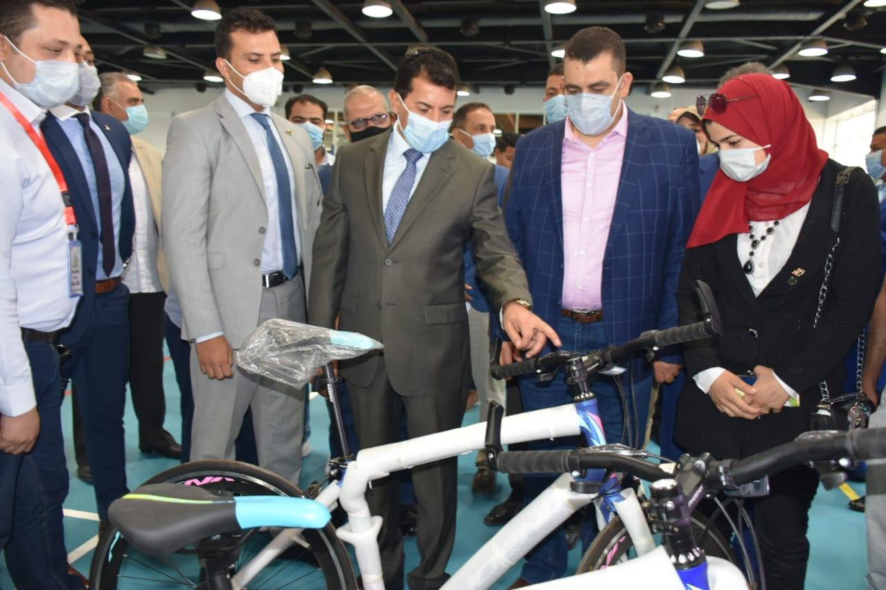   بالصور| وزير الرياضة يسلم الدراجات المدعومة ضمن مبادرة «دراجتك صحتك»