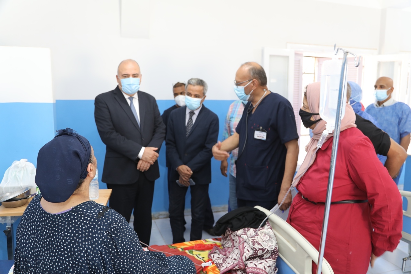   صور|| الداودى  يتفقد مستشفي الحميات والصدر بمدينة قنا