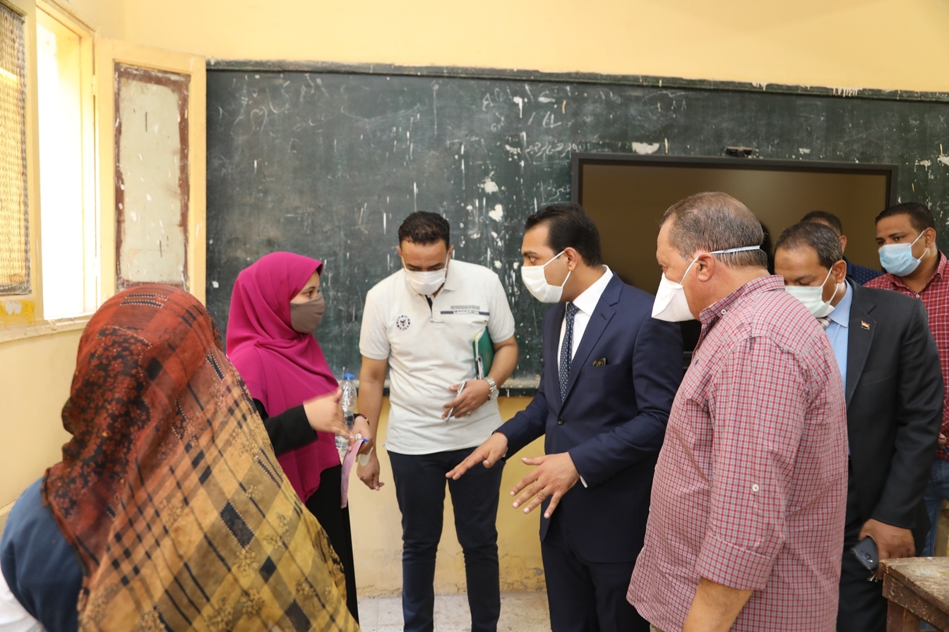   صور|| نائب محافظ قنا يتابع إستعدادات لجان إمتحانات الثانوية العامة بمدينة فرشوط  شمال محافظة قنا 