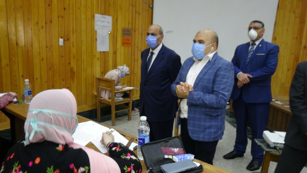   صور || رئيس جامعة المنيا يتفقد امتحانات الفرق النهائية بـ «طب الأسنان»