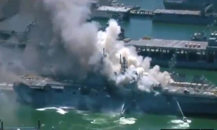   شاهد|| حريق هائل فى سفينة تابعة للبحرية الأمريكية بكاليفورنيا