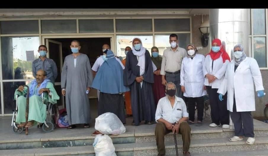   خروج ٢٠ حالة جديدة مصابة بكورونا بعد علاجهم بمستشفي ناصر ببني سويف
