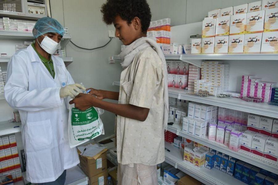   مركز سلمان يقوم بمبادرة لتوعية الأطفال بكورونا ويوزع سلال غذائية ويقدم خدمات علاجية في اليمن