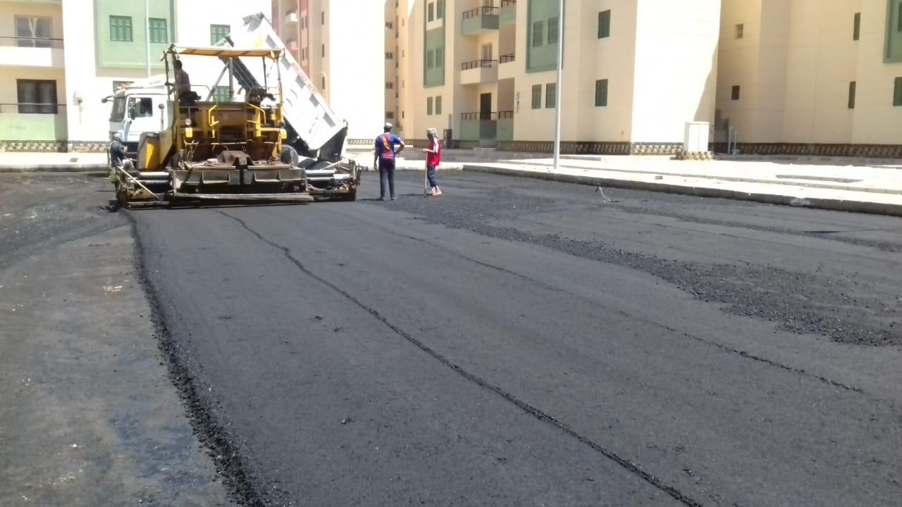   الجزار: جارٍ تنفيذ أعمال الطرق بعددٍ من مناطق الإسكان الاجتماعي بمدينة العاشر من رمضان