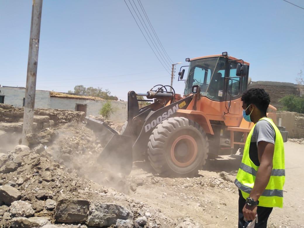   رفع 80 طن من المخلفات الصلبة والأتربة والقمامة بمدينة الطود بالأقصر