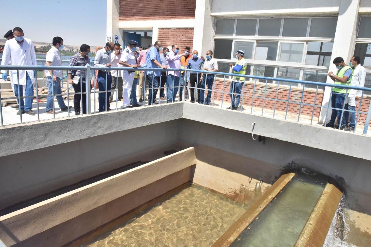   محافظ أسيوط يتفقد محطة مياه منفلوط المرشحة ومحطة مياه الحواتكة ويتناول "كوب مياه" من أحد آبار مياه "حياة كريمة"