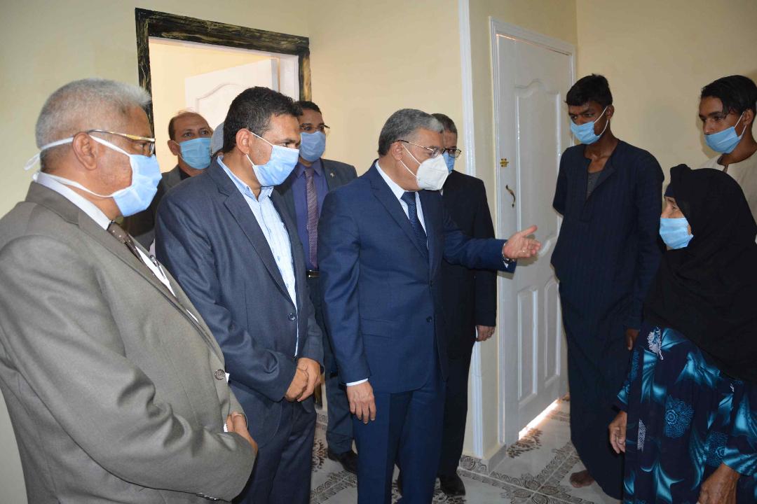    محافظ المنيا يفتتح 35 منزلاً للأسر الأكثر احتياجاً بالشيخ مسعود بمركز العدوة