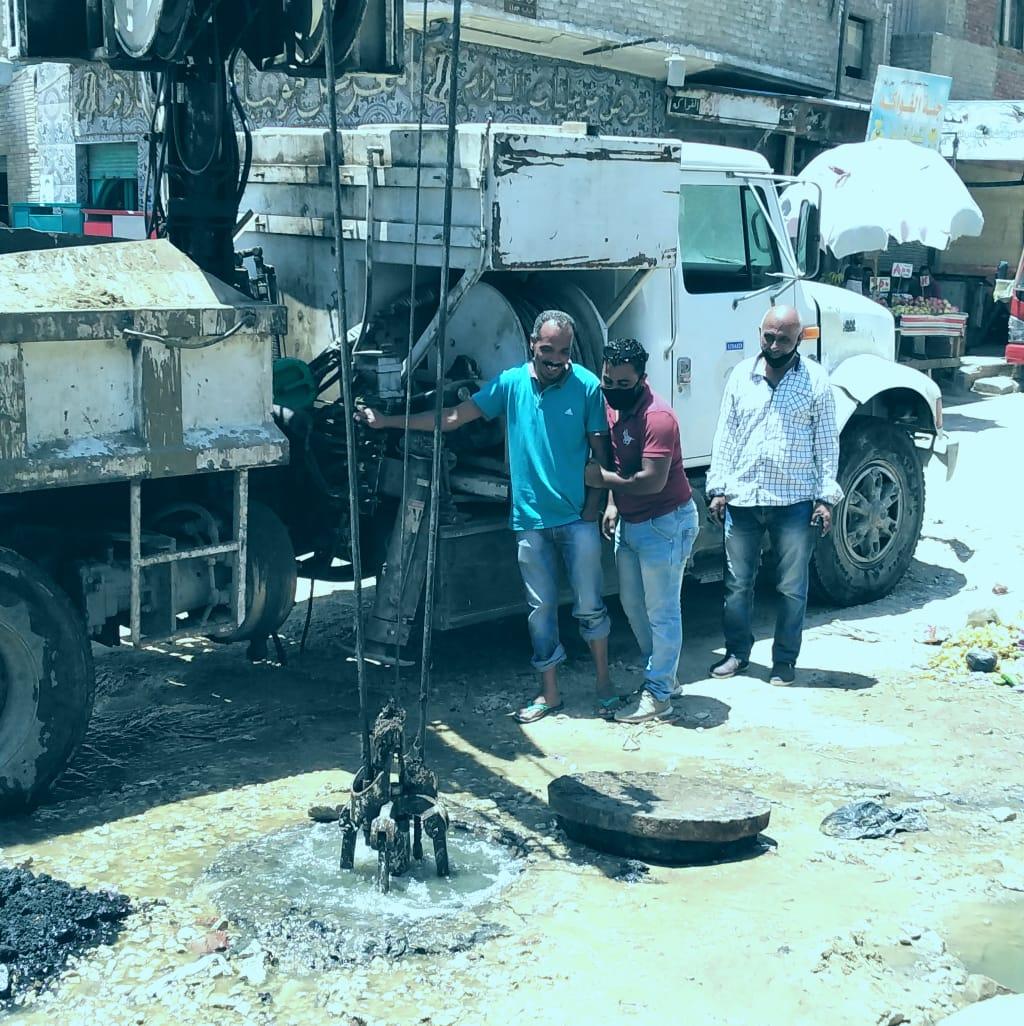   نائب «رئيس ثان الإسماعيلية» يتابع أعمال تطهير خطوط الصرف بمنطقة الفردوس وشارع دمنهور والمنصورة