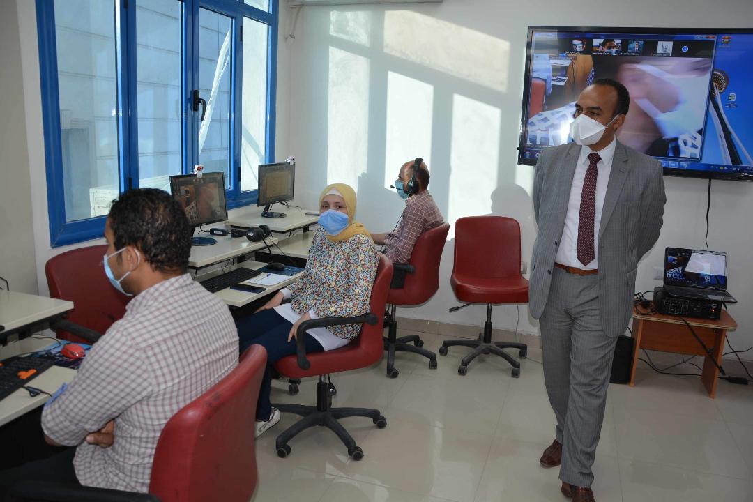   نائب محافظ المنيا يتابع انطلاق أولى الدورات التدريبية لتطوير المهارات الرقمية