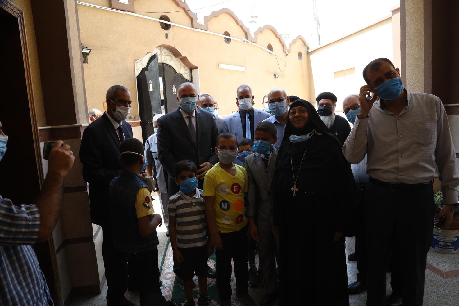   محافظ قنا يشارك الأطفال الأيتام فرحتهم بعيد الأضحى المبارك