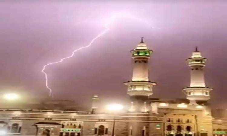   شاهد|| أمطار غزيرة ورعد وبرق على مكة والمدينة