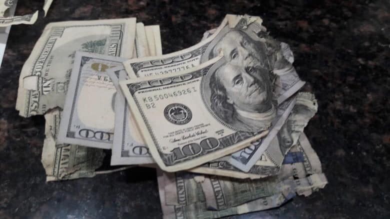 الدولار ينهار.. أكبر تراجع خلال 4 أشهر للعملة الأمريكية