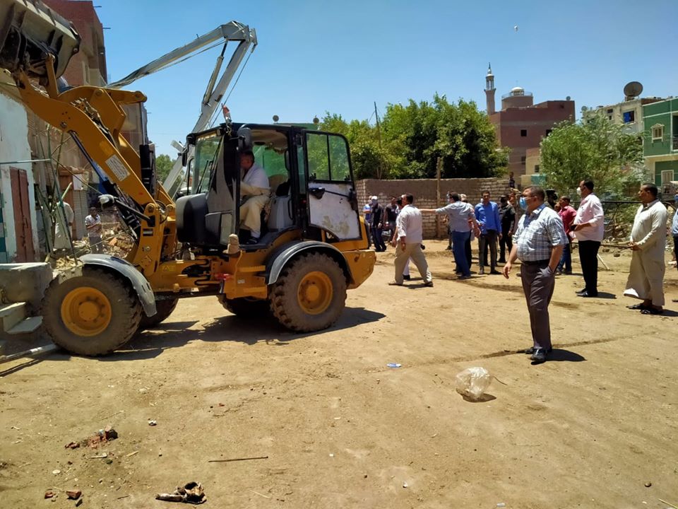    إزالة 14 حالة تعدي علي الأرض الزراعية و485 حالة إشغال طريق بمدينة ببا ببني سويف