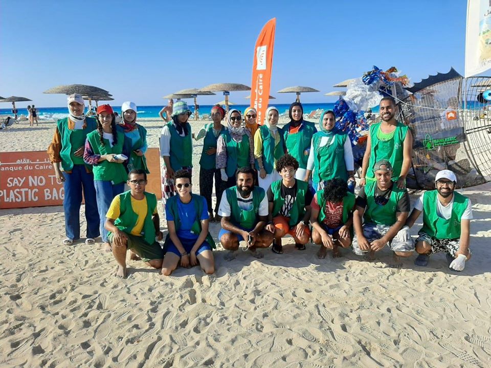  البيئة تشارك فى حملة «بانلاستيك مصر» لتنظيف شاطئ إحدى قرى الساحل الشمالى (صور)