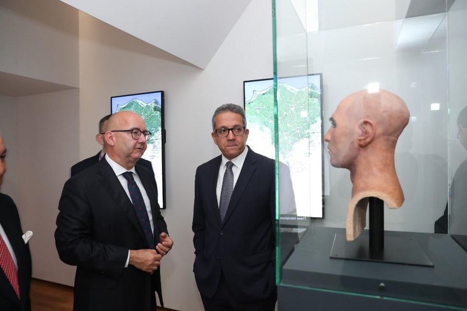   وزير السياحة يتفقد معرض «ملوك الشمس» بالمتحف القومي بالتشيك (صور)