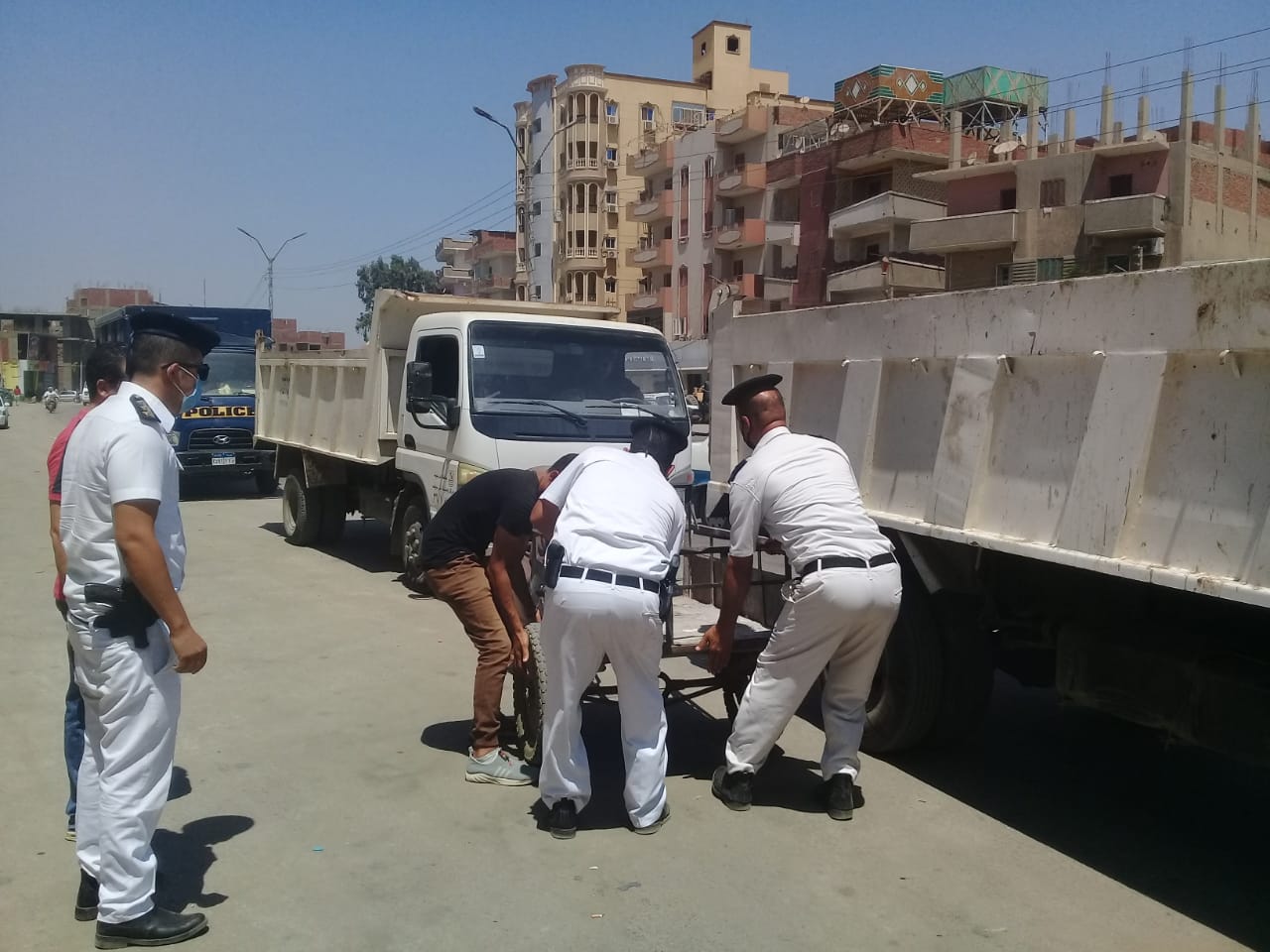   غلق محل تجاري ومغسلة في حملة بمدينة بني سويف